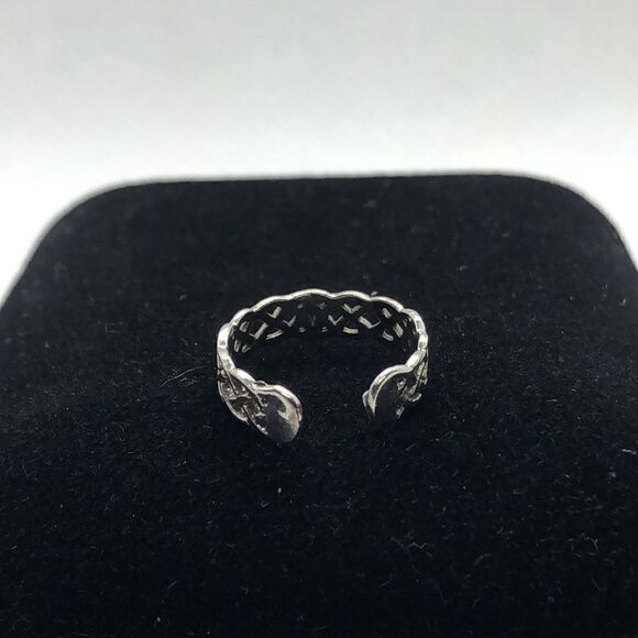 šā10kĀ WhiteāGoldāCelticāRing - Picture 4 of 4